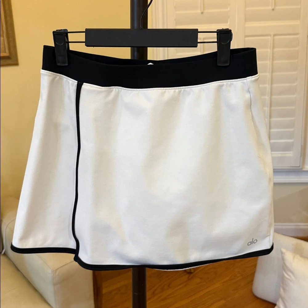 ALO Yoga Cream Skort with Black Trim